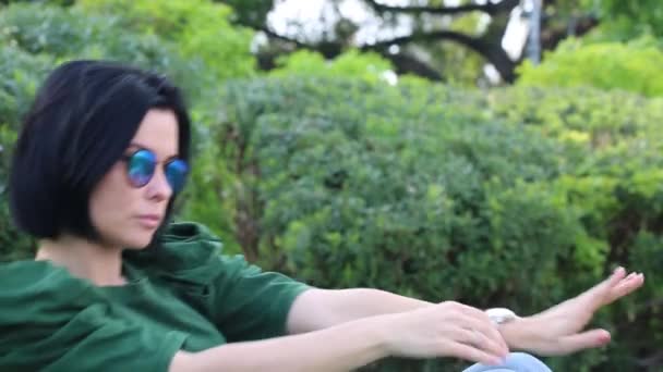 Mujer Sol Con Gafas Sol Encuentra Hierba Verde Moviendo Sus — Vídeo de stock