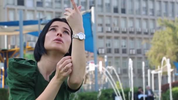 Спокойная Женщина Фонтана Парке Зеленой Рубашке Поднимает Руки Вверх Изящно Лицензионные Стоковые Видео