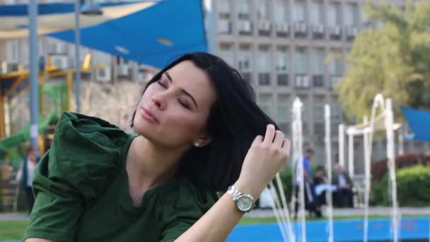 Kadın Derin Düşüncelere Dalmış Parmaklarını Nazikçe Saçlarında Gezdiriyor Çekici Yüzlü — Stok video