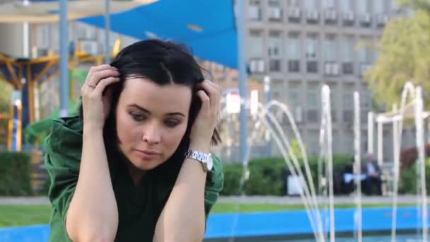 Kadın Derin Düşüncelere Dalmış Parmaklarını Nazikçe Saçlarında Gezdirip Yukarı Bakıyor — Stok video