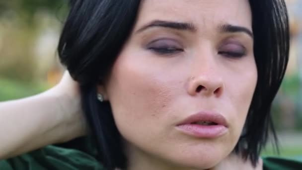 Güzel Esmer Kıza Yakın Çekim Kameraya Bakıyor Yeşil Gözlü Kadın — Stok video