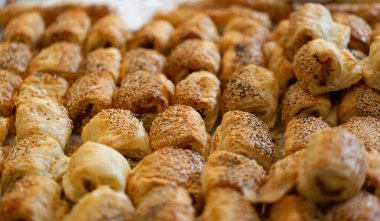 Taze pişmiş altın sarısı kahverengi buketler ve yumuşacık dokuları bir çeşit Yahudi pastasıdır. Boureka genellikle peynir, patates ya da susam tohumları serpiştirilmiş diğer dolgularla dolu turtalardır.