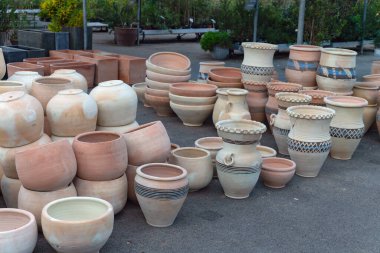 Çömlekçide çeşitli el yapımı kil çömlek ve vazolar sergilenir. Çömlekçilik farklı boyutlarda ve şekillerde gelir, bazı parçalar asfalt yüzeyde dekoratif desenler içerir.