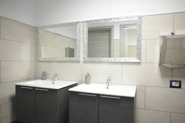 Banheiro Público Com Design Elegante Moderno Imagem De Stock
