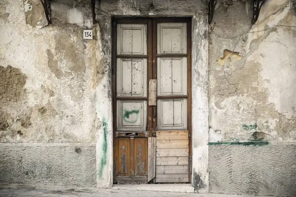 見捨てられた建物の古いドア ロイヤリティフリーのストック画像