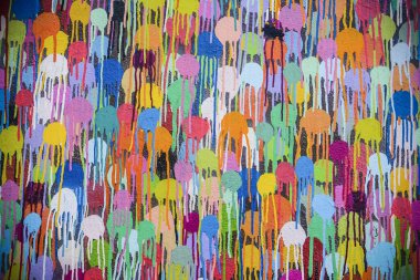 Renkli boya arka planında sıçramalar ve damlalar.