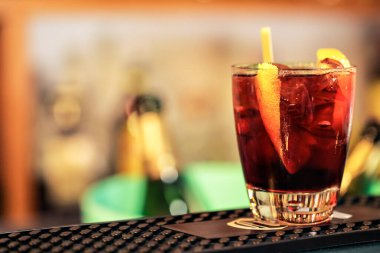 Restoranda bardakta kokteyl.