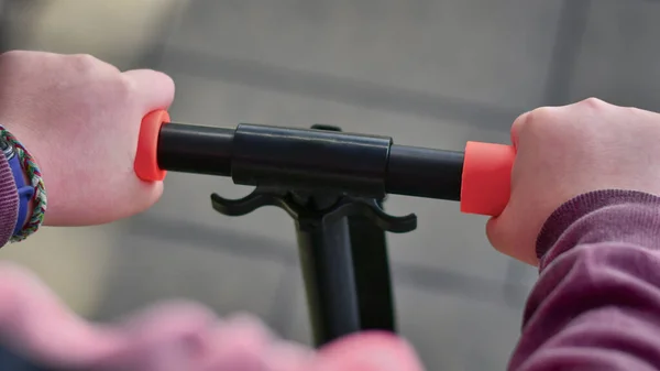 Exploring City Scooter Childs Hands Handlebar — Stock Photo, Image