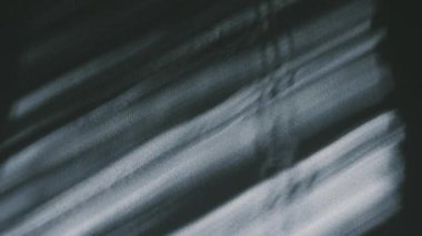 Dokulu Duvardaki Pencere Perdelerinden Işığı ve Gölgeyi Taşımak