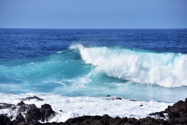 Okyanus dalgalarıyla güzel bir manzara. Doğa