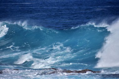 Okyanus dalgalarıyla güzel bir manzara. Doğa