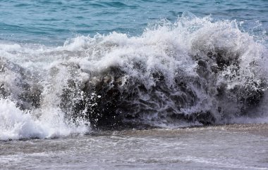 Okyanus dalgalarıyla güzel bir manzara. Doğa