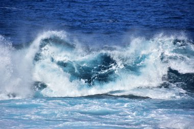 Okyanus dalgalarıyla güzel bir manzara. Doğa