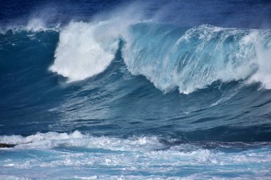 Okyanus dalgalarıyla güzel bir manzara. Doğa