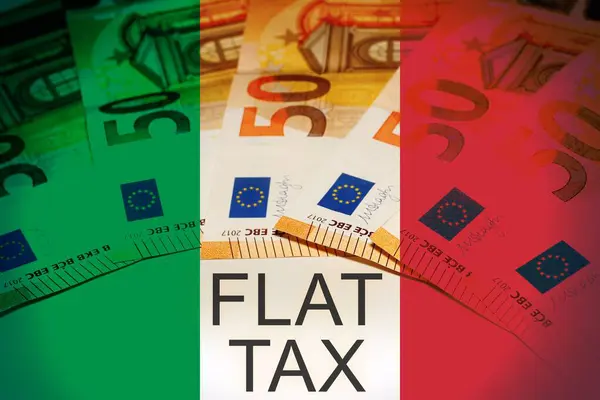 Close Van Europese Bankbiljetten Met Tekst Flat Tax Met Italiaanse — Stockfoto