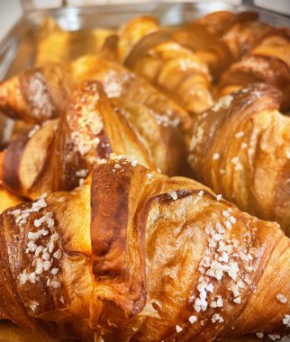 Orijinal Fransız kruvasanının üzerine şeker serpiştirilmiş yakın görüntüsü .