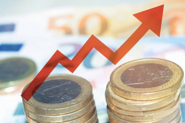 Avro banknotları ve sikkeler üzerindeki ok, yüksek fiyatlar kavramı.