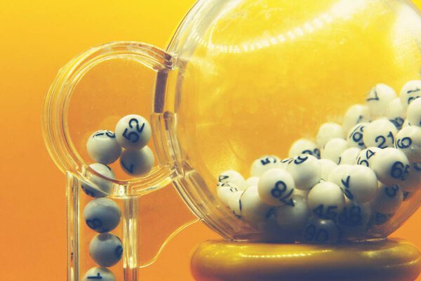 Процесс призовых рисунков, извлечение выигрышных номеров лотерейного автомата, лотерейный барабан с шарами бинго и выигрыш билетов на мероприятие с хозяином и руки на лотерейный автомат