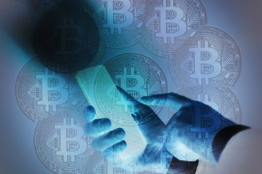 İşadamı, E ticaretini kullanarak Bitcoins 'e yapılan cep telefonu yatırım kavramını parmaklarıyla iterken el ele veriyor..