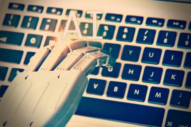 Bilgisayarı arka plan olarak kullanan robot el, yapay zeka kavramı..