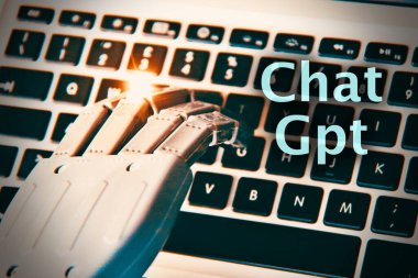 Floransa, İtalya 19 Nisan 2023. ChatGPT neon ışığı konsepti, açık ai chat gpt botu ve yapay zeka teknolojisi. Bilgisayar klavyesinde robot el yazısı.