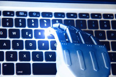 Klavyede robotik el yazısı. Gelecek ve yapay zeka kavramı.