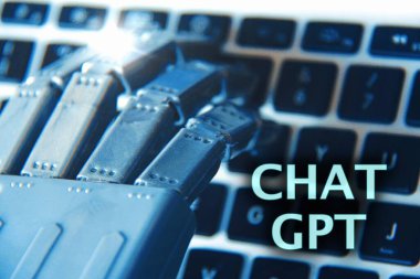 Floransa, İtalya 19 Nisan 2023. ChatGPT neon ışığı konsepti, açık ai chat gpt botu ve yapay zeka teknolojisi. Bilgisayar klavyesinde robot el yazısı.