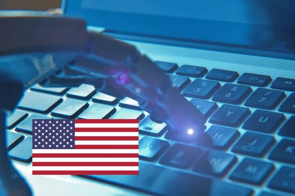 Роботизированная Рука Печатающая Клавиатуре Американским Флагом Концепция Инвестиций Будущее — стоковое фото