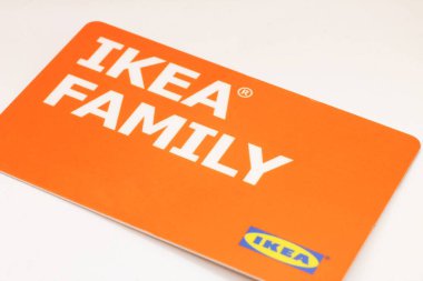 30 Nisan 2023, Floransa, İtalya, Ikea aile kartını kapatın. Beyazda izole edilmiş.