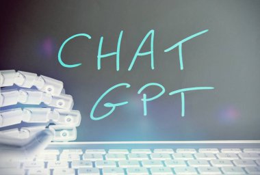 Floransa, İtalya 19 Nisan 2023. ChatGPT neon ışığı konsepti, açık ai chat gpt botu ve yapay zeka teknolojisi. Robot el bilgisayar klavyesinin yanında.