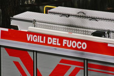 Üzerinde Vigili del Fuoco yazan itfaiye kamyonu.
