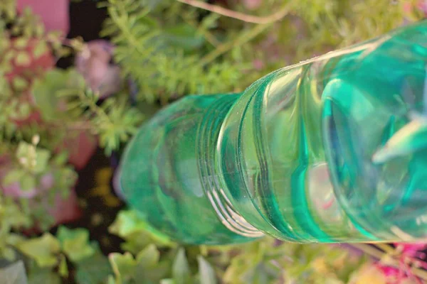 Botellas Plástico Para Regar Flores Balcón Como Sistema Riego — Foto de Stock