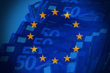 Avrupa Bayrağı, para birimi, yatırım, borç, tasarruf, ekonomi kavramı ile Euro banknotlarının kapatılması.