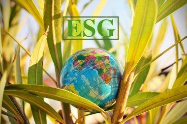 Çevresel, sosyal ve hükümet kavramı. Ağaç bloğundaki ESG kelimeleri sürdürülebilir organizasyonel gelişim için bir fikirdir. Çevre, toplum ve kurumsal yönetim hesapları