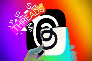 15 Ağustos 2023 'te, bu fotoğraf illüstrasyonunda, Threads logosu akıllı telefon ekranında gösteriliyor. Tartışmalar Meta Platformlarından yeni sosyal ağ ve mesajlaşma uygulaması