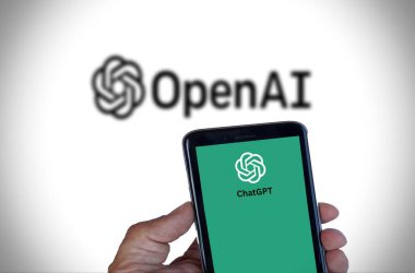 15 Ağustos 2023, Floransa, İtalya, Amerikan yapay zeka şirketi OpenAI LLLC 'nin web sitesi olan cep telefonu iş logosu önünde ekranda. Telefon ekranının soluna odaklan. Sohbet Gpt konsepti.