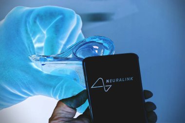 15 Ağustos 2023, Floransa, İtalya. ABD 'li nöroteknoloji şirketi Neuralink Corporation' ın logosunu elinde tutan kişi web sitesinin önünde ekranda. Telefon ekranına odaklan.