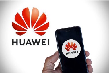 25 Ağustos 2023, Floransa, İtalya Huawei telefonu Huawei 'nin güvenlik sorunları, iş krizleri, Huawei logosu beyaz arka planda izole edildi.