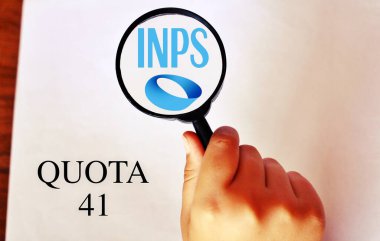 3 Eylül 2023, Floransa, İtalya, INPS 'i kontrol eden büyüteçle kişi İtalyan Ulusal Sosyal Güvenlik Enstitüsü, Emeklilik Ödeme Konsepti 