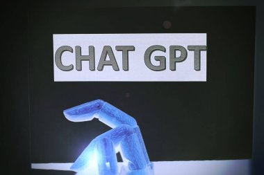 Florence, İtalya, 25 Eylül 2023, Çizim Robotu eli ile Chat Gpt