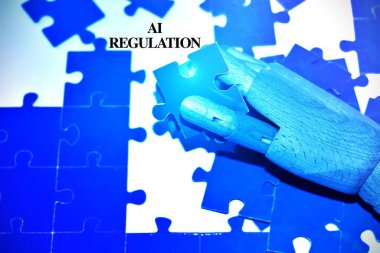 Yapay zeka düzenleme sembolü. Yapay zeka düzenleme robot elinin yapbozun üzerinde olduğu kavramsal kelimeler. İş Yapay Zeka Düzenleme Konsepti.