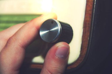 Eski radyoyu aç ve dinle, eski moda renk tarzı.