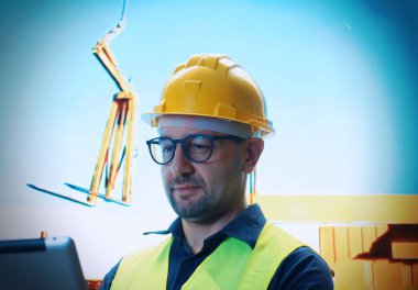 İnşaat alanında tabletle çalışan bir mühendis. .