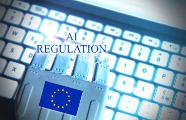 Avrupa Bayrağı 'nın olduğu bir klavyede robot el yazısı. Avrupa 'da gelecek ve yapay zeka kavramı