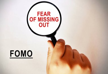 Büyüteç Eksik Korku (FOMO) sözcüğünü gösterir).