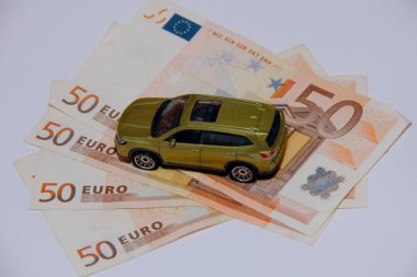 Avro banknotları üzerinden aile arabası. Araba maliyeti kavramı.