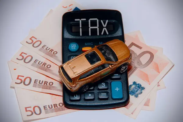 Speelgoedauto Rekenmachine Met Eurobankbiljetten Tekst Tax Motorrijtuigenbelasting — Stockfoto