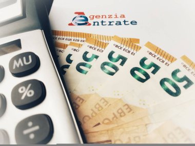 Floransa ili, 14 Ocak 2024, arka plan olarak Modello 730 ile bir çok euro banknotları, İtalyanca çevirisi gelir beyanı, vergi ödeme kavramı olarak