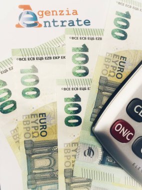 Floransa ili, 14 Ocak 2024, arka plan olarak Modello 730 ile bir çok euro banknotları, İtalyanca çevirisi gelir beyanı, vergi ödeme kavramı olarak