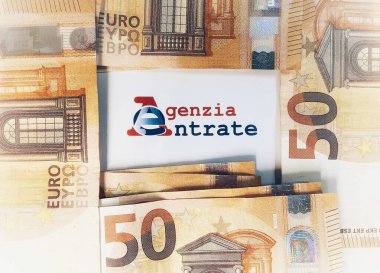 Floransa ili, 14 Ocak 2024, arka plan olarak Modello 730 ile bir çok euro banknotları, İtalyanca çevirisi gelir beyanı, vergi ödeme kavramı olarak
